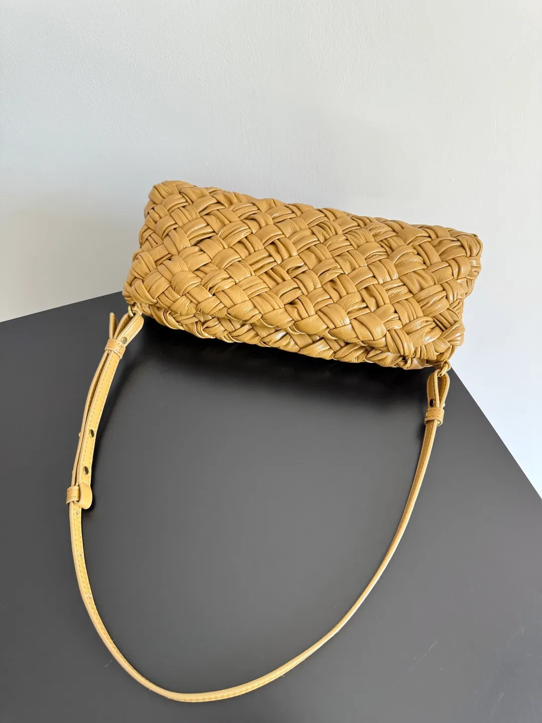 Batch 2560 BottegaVeneta's latest Kalimero cha cha fashionable chacha woven handbag, a solid product! This is really not easy to make. The oil-waxed cowhide used requires craftsmen with more than 10 years of experience to produce the effect. The hand-knitting process is very difficult and time-consuming. It is a very heavy-duty product. It has a unique texture and is worth buying. The length of the shoulder straps is also perfectly adjustable. Style number: 785780 Size: 28.5*15*6cm